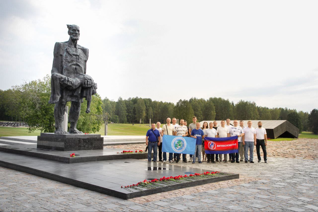 Члены трудового коллектива ПУ «Полоцкгаз» посетили мемориальный комплекс «Хатынь». Каждая эмоция и каждая слеза находясь там, показывает нам, что важно беречь мир, сохранить память о наших предках, которые ценой своей жизни сражались за наше будущее!