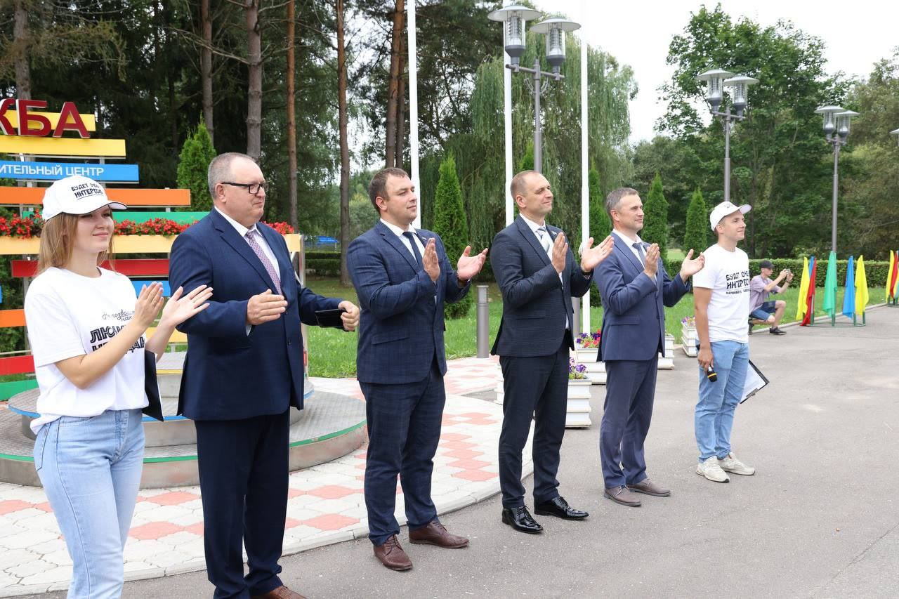 Воспитанники ДОЦ «Дружба» встретились с заместителем Министра энергетики Республики Беларусь Реентовичем Сергеем Викторовичем в рамках Республиканской информационно-просветительской акции «Шаг к успеху», целью которой является популяризация достижений Республики Беларусь, воспитание чувства гордости за свою страну, мотивация личностного роста у подростков.