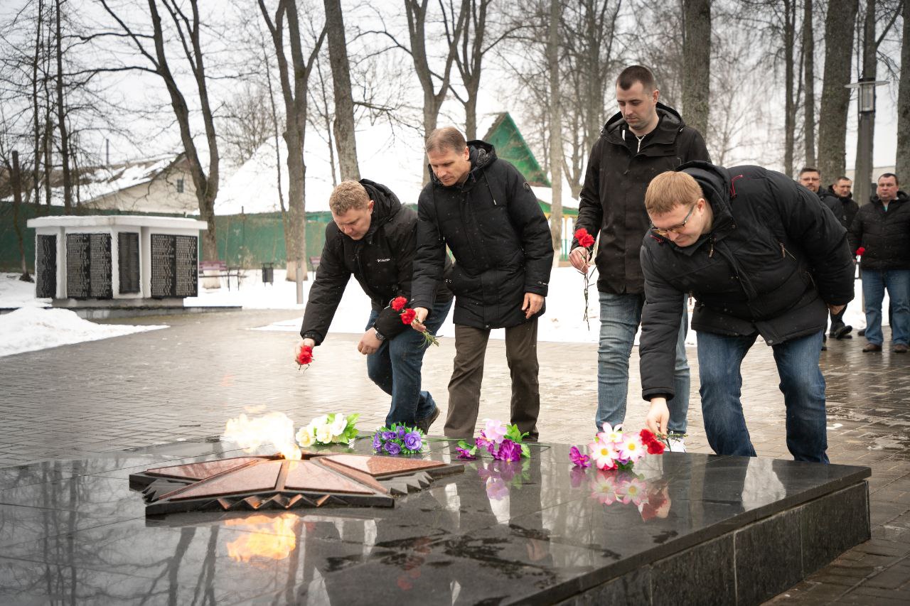 Члены трудового коллектива ПУ «Полоцкгаз» посетили музей ГУО «Клястицкая средняя школа им. Хомченовского В.А. Россонского района»