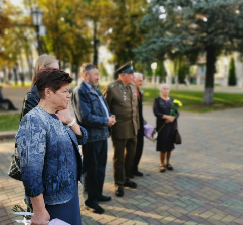 Сквозь время смотрят поколения!