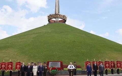 Александр Лукашенко возложил цветы к мемориалу «Курган Славы» 
