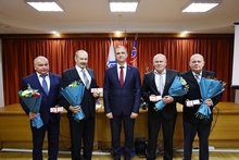 в соответствии с Указом Президента Республики Беларусь  от 7 августа 2006 года № 504 учрежден нагрудный знак Министерства транспорта и коммуникаций Республики Беларусь  «За работу без аварий». Нагрудный знак вручается  водителям транспортных средств выполняющих работу без  дорожно-транспортных происшествий, нарушений правил дорожного движения, трудовой и исполнительской дисциплины за 5 и 8 лет. За многолетний добросовестный труд, высокое профессиональное мастерство,  отсутствие нарушений правил дорожного дв