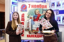 В преддверии праздничной даты молодежь нашего предприятия встречала работников до начала предпраздничного дня с опросом по теме Октябрьской революции, который дал возможность осмыслить наши достижения, задуматься об уроках истории и о том, что нам вместе предстоит сделать в будущем для стабильности и процветания нашей страны.