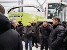 Заместитель генерального директора ГПО "Белтопгаз" Семенович Виктор Анджеевич вместе с представителями ГПО "Белтопгаз", а также руководители и главные инженера сельскохозяйственных филиалов, входящих в состав ГПО "Белтопгаз" сделали объезд баз находящихся на территории хозяйства. В рамках данного мониторинга участники возложили цветы к памятнику в память землякам погибшим в годы Великой Отечественной войны в аг. Мазолово. 