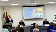 . Основной посыл: «Беларусь - страна мира и согласия». Александр Васильевич рассказал о нелегкой истории белорусской земли, о том, как для белорусов важен мир и спокойствие, рассказал про этническое и религиозное разнообразие проживающих на территории людей, раскрыл тему 30-летнего уютного и гостеприимного образа нашей страны, рассказал про конституционные права и свободы иностранных граждан и лиц без гражданства. 