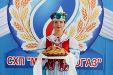 Испокон веков праздники сбора урожая были самыми яркими и щедрыми. Это добрая, древняя традиция – чествовать и благодарить тружеников сельского хозяйства за их нелёгкий труд. Труд на земле никогда не давался человеку легко, а профессия хлебороба - самая нужная и мирная профессия.