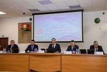 На совещании присутствовали: генеральный директор УП «Витебскоблгаз» Бранцевич Александр Васильевич, первый заместитель генерального директора - главный инженер Коробков Андрей Александрович, заместитель генерального директора по экономике Лопацкий Андрей Анатольевич, главный бухгалтер - начальник управления бухгалтерского учёта, отчётности и обеспечения расчётов за газ Цыганков Александр Николаевич. На встрече обсудили общие и проблемные вопросы, касающиеся стратегии развития Полоцкой газонаполнительной ст